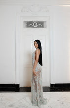 Cargar imagen en el visor de la galería, Marea de Cristal Gown — halter V neckline