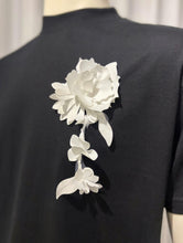 Cargar imagen en el visor de la galería, Black Tee with Floral Appliqué