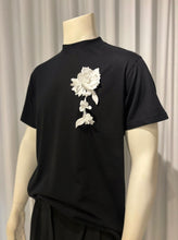 Cargar imagen en el visor de la galería, Black Tee with Floral Appliqué