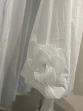 Cargar imagen en el visor de la galería, White Flower Appliqué Bubble Skirt