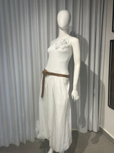 Cargar imagen en el visor de la galería, White Flower Appliqué Bubble Skirt