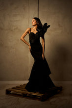 Cargar imagen en el visor de la galería, Black Structured Set with Dramatic Shoulder Bow