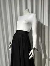 Cargar imagen en el visor de la galería, White Bodysuit with Bow Cuff Detail