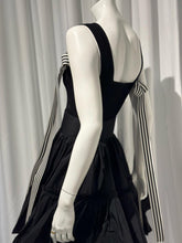 Cargar imagen en el visor de la galería, Black Ruffle Skirt