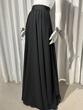 Cargar imagen en el visor de la galería, Classic Black Floor-Length Skirt