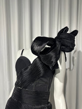 Cargar imagen en el visor de la galería, Black Structured Set with Dramatic Shoulder Bow