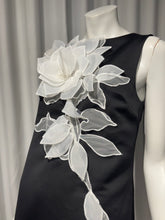Cargar imagen en el visor de la galería, Mini satin black dress with flower
