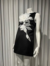 Cargar imagen en el visor de la galería, Mini satin black dress with flower
