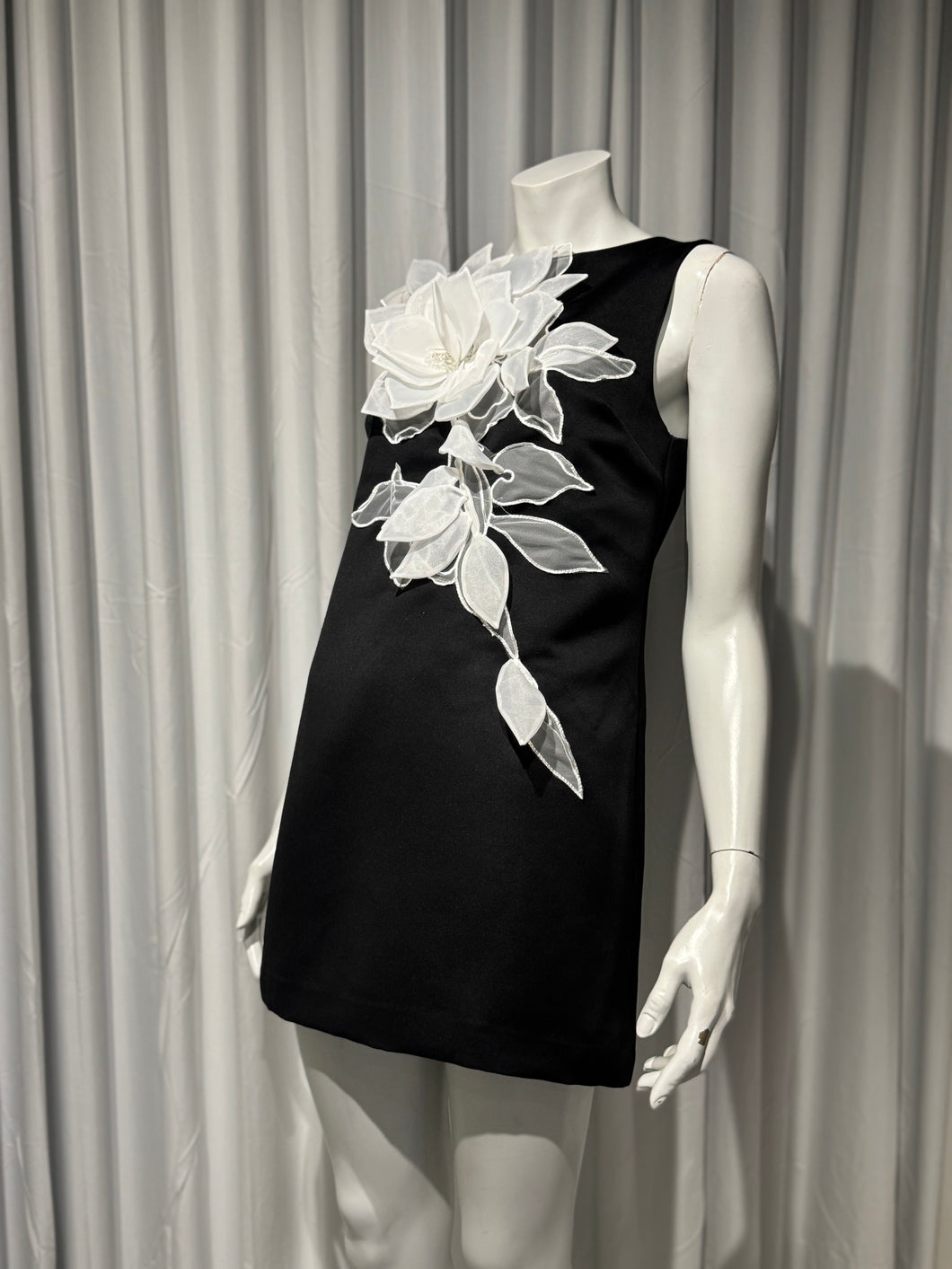 Mini satin black dress with flower