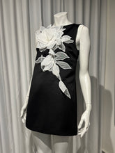 Cargar imagen en el visor de la galería, Mini satin black dress with flower
