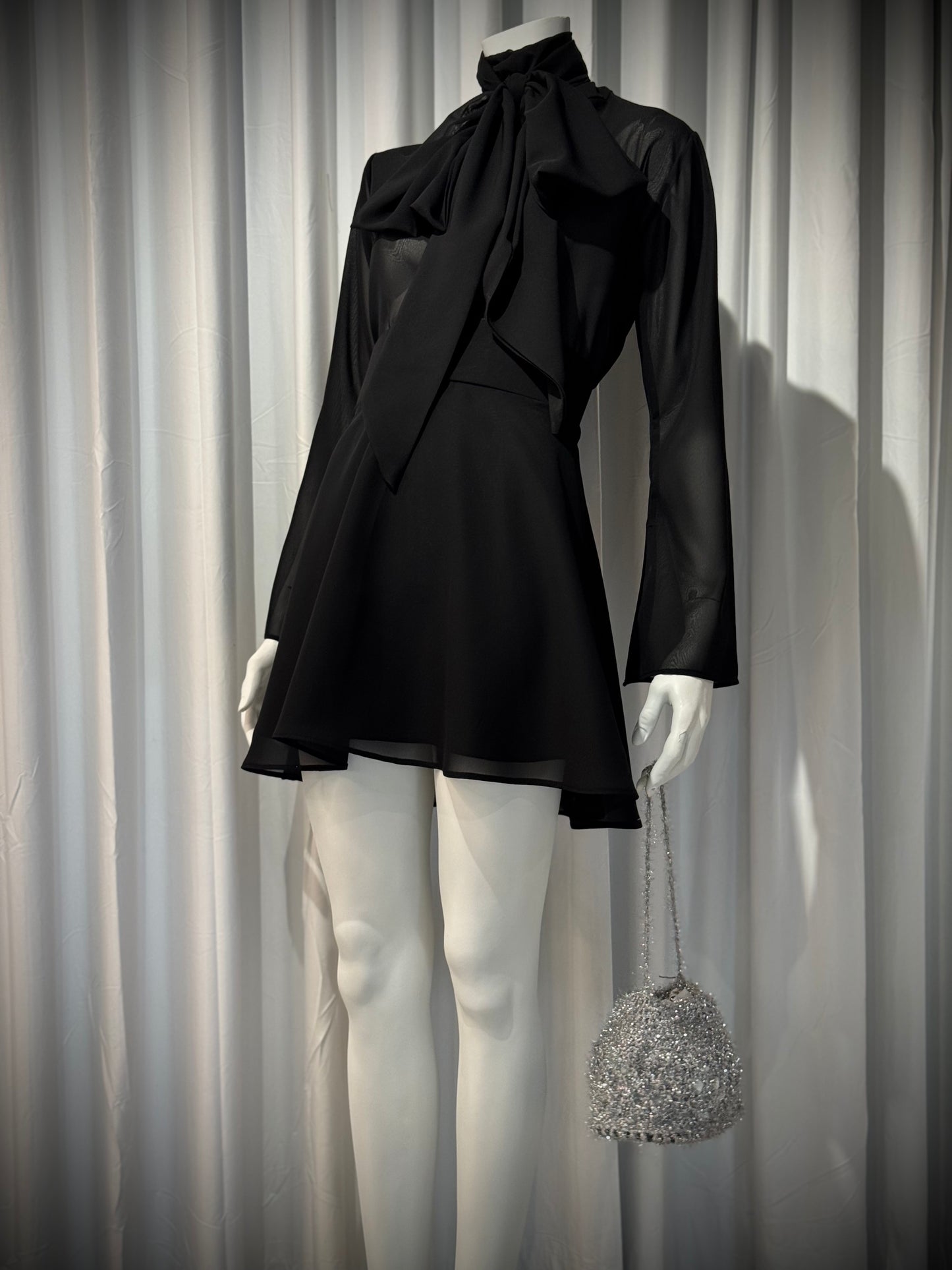 Luna Swoop Skirt — Falda Negra de Chiffon Corta y Semi-Redonda