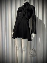 Cargar imagen en el visor de la galería, Luna Swoop Skirt — Falda Negra de Chiffon Corta y Semi-Redonda
