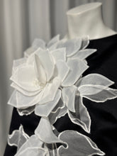 Cargar imagen en el visor de la galería, Mini satin black dress with flower

