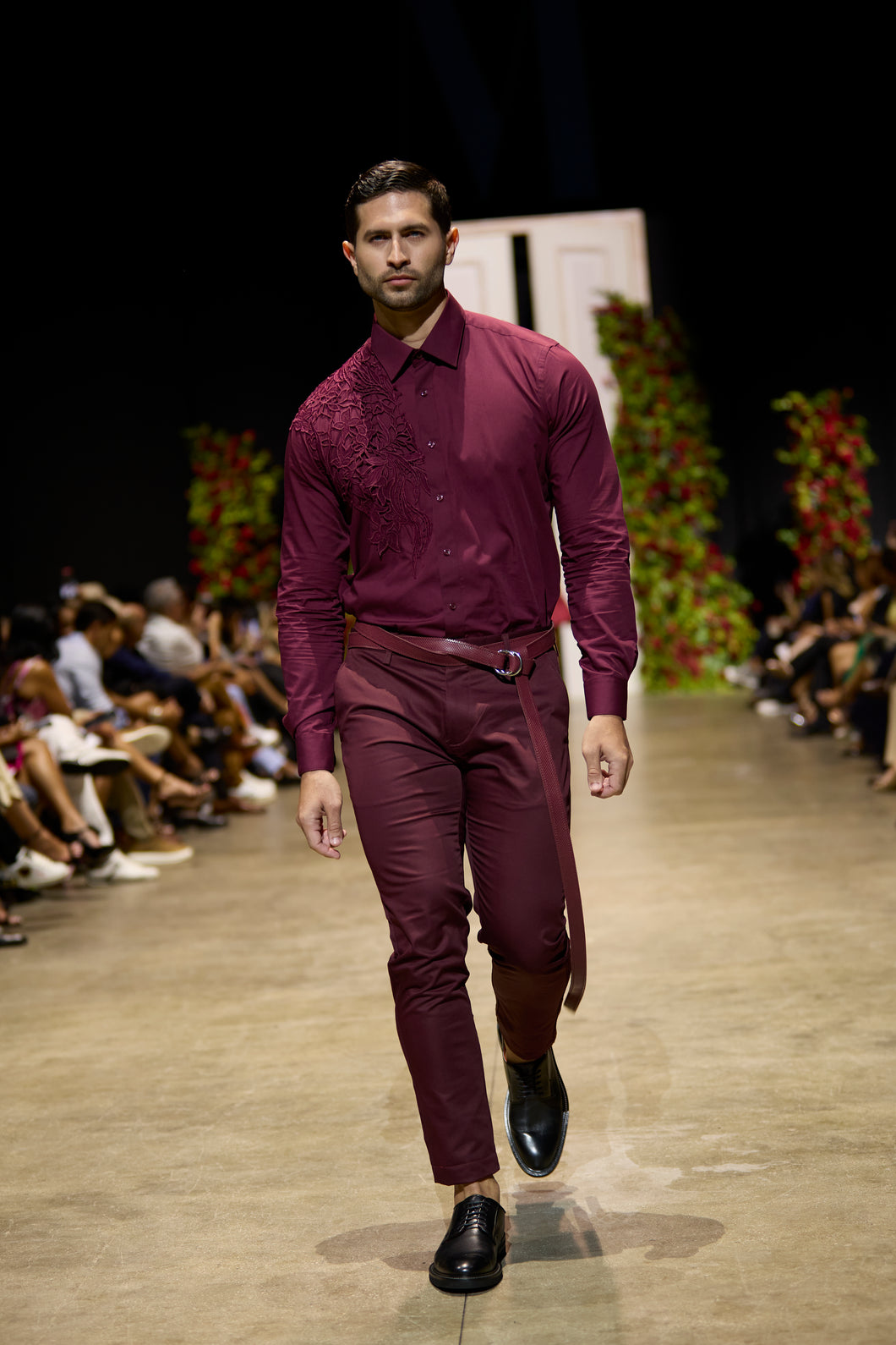 Burgundy shirt with apliqué