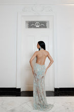 Cargar imagen en el visor de la galería, Marea de Cristal Gown — halter V neckline
