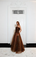 Cargar imagen en el visor de la galería, Strapless printed ball gown
