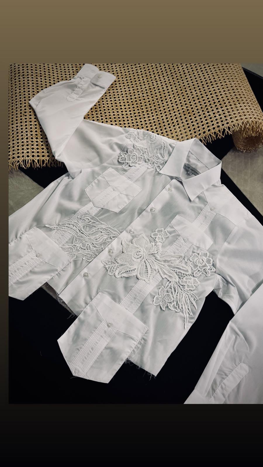 Guayabera crop top with aplique