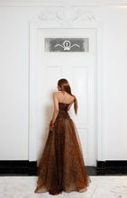 Cargar imagen en el visor de la galería, Strapless printed ball gown
