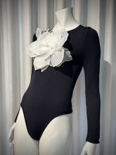 Cargar imagen en el visor de la galería, Long Sleeve Bodysuit with flower appliqué or bow
