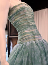 Cargar imagen en el visor de la galería, Strapless printed ball gown
