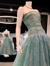 Cargar imagen en el visor de la galería, Strapless printed ball gown
