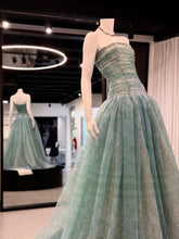 Cargar imagen en el visor de la galería, Strapless printed ball gown
