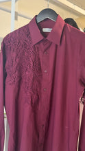 Cargar imagen en el visor de la galería, Burgundy shirt with apliqué
