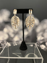 Load image into Gallery viewer, Tree leaf earrings
